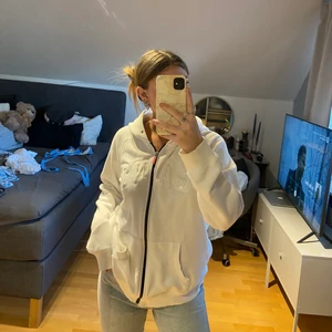 Gant zip up  - En jätte fin och ”unik” Gant zip up hoodie. Väldigt snygg och mysig. Lite oversized men sitter fint ändå! Inga defekter.<3
