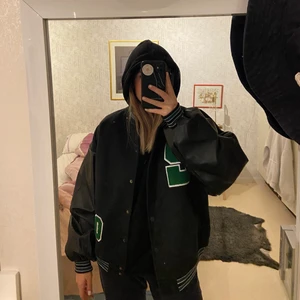 College jacka från boohoo - Collage jacka från boohoo som är oversize, skinn på ärmarna och ska även skydda från regn. Har andvänds fåtal gånger pågrund av att jag tyckte att den var lite för stor för mig🤍🤍Nypris: 450 