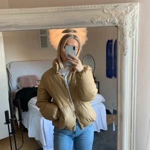 Pufferjacka - Gul pufferjacka, använd max 3 gånger o är i nyskick💛