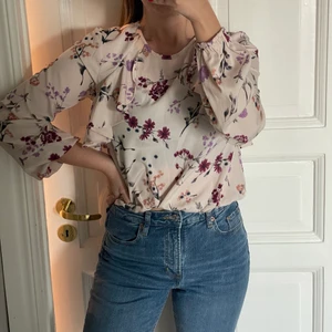 Blommig blus i rosa nyanser - Utan anmärkning, och används tyvärr för sällan. Storlek S, tts. Skickar med postnord spårbart.