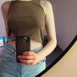 Brandy Linne - Säljer ett brunt linne från Brandy Melville som endast är använt några enstaka gånger. Super sött på sommaren och går att matcha till typ allt! 💞