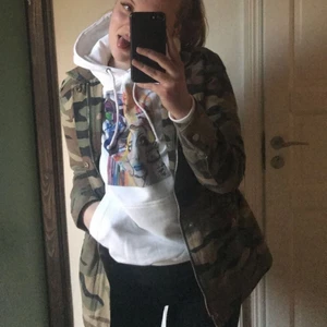 Hoddie  - Vit jätte fin hoodie ”Painted Woman” från The cool elephant” med tryck fram. Använd några gånger! Nypris 599kr 💓