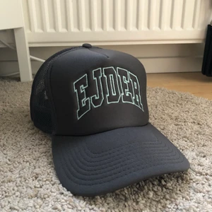 EJDER trucker keps - Säljer denna trucker keps från märket EJDER London. Använd enstaka gånger alltså väldigt fint skick. Size: one size fits all. Pris 250, nypris 600kr. 