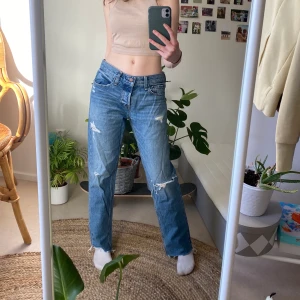 Hollister Jeans - Mått - Innerbenet: 72 cm    Midje/höftmått: 78 cm.     Jättefina hollister lågmidjade jeans!! Strl 30 men dom är förstora för mig som är 162🤩  Annars super kvalite! Kan posta eller mötas upp i Nyköping😇