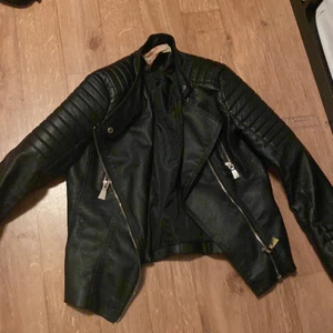 Skinnjacka  - Trendig skinnjacka, den ser helt ny ut har bara andvänt den en gång. Det är storlek 38.