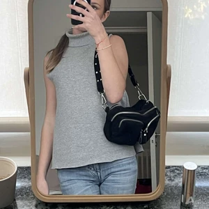 Väska från gintricot  - Jätte fin väska från ginatricot i bra skick men kommer inte till användning.