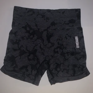 GYMSHARK ADAPT CAMO SEAMLESS SHORTS - köpte dessa helt nya av en tjej på plick, använde de en gång men insåg att de är för små för mig :( så det är nästnintill oanvända!