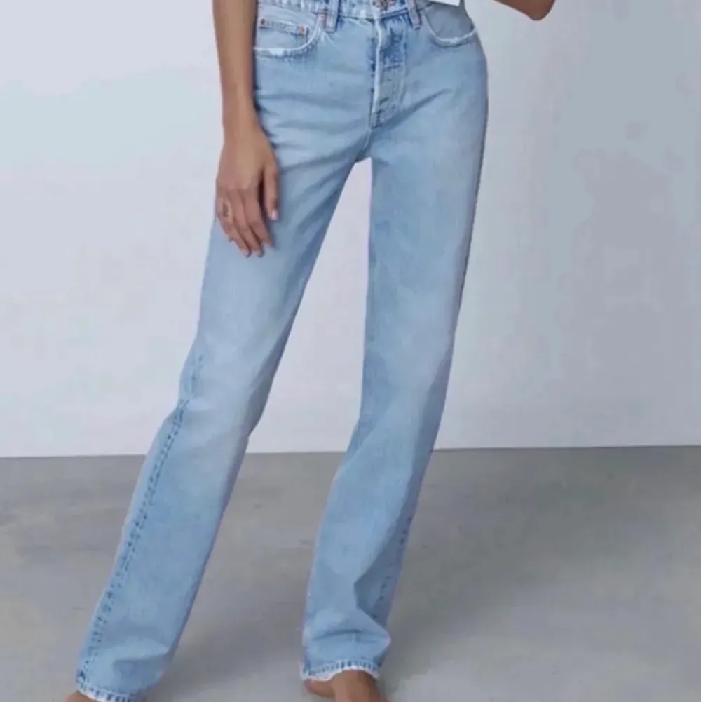 Säljer dessa snygga midrise jeans från zara. Dem är ljusblåa och i fint skick.💕. Jeans & Byxor.