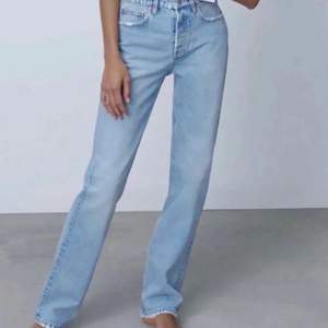 Säljer dessa snygga midrise jeans från zara. Dem är ljusblåa och i fint skick.💕