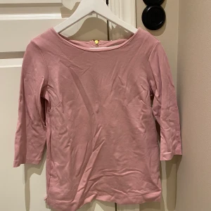 Rosa tröja  - Rosa tröja med trekvartslånga ärmar från Ullared. Kan skickas om köpare står för frakt