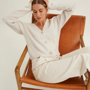 Jättefin stickad tröja/kofta i nyskick💞💞 - Jättefin stickad tröja/kofta, aldrig använd, lapparna kvar! Säljer pga för lite användning. Den är i en jättefin beige färg med knappar, PERFEKT nu till våren.💞💞💞 den är i strlk XL men sitter som en S/M fast lite oversized❤️