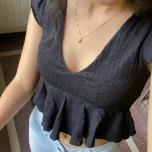 Linne  - Jätte gulligt linne, säljer i både svart (xs) och vit(xxs), passar även mig som vanligtvis bär S (lånad bild)❤️