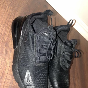 Nike air Max 270 Dam svart  - Nike air Max 270, använt cirka 4 gånger lite repade längst ner men inget som syns mycket! 