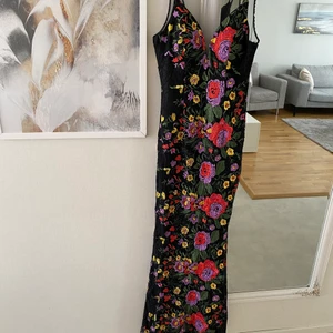 storlek 42 - Säljer min balklänning i storlek 42 använd endast en gång😍