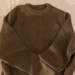 Brun stickad tröja - En super skön och snygg stickad tröja ifrån Pull&Bear! Köparen står för frakten:)