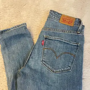 säljer nu mina super fina Levi’s jeans i modellen 721💞 Det står på de att de är hög midjade men skulle säga att de är mid waist.💞💞