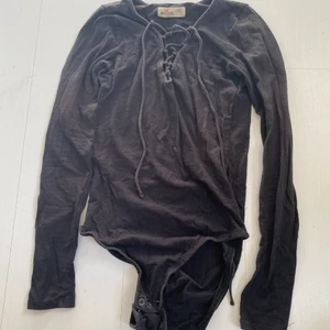 Hollister - Body - Fin body från Hollister som tyvärr inte kommer till användning så ofta. XS men passar även S😍