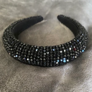 Diadem - Säljer detta superfina diademet som inte kommer till användning och dessvärre endast är tetstat.