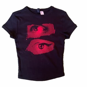 Baby tee y2k  - Köpt på hm för ett tag sen, aldrig använd alltså inga skador❤️ säljer pga inte min stil då jag aldrig använt den.