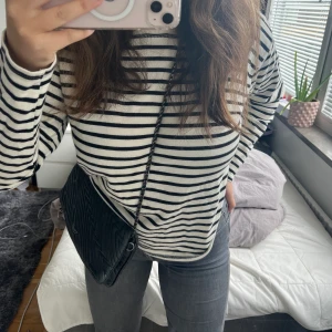 RANDIG TRÖJA - Säljer min fina randiga zara tröja🤍 nästan aldrig använd säljer för 150 kr 