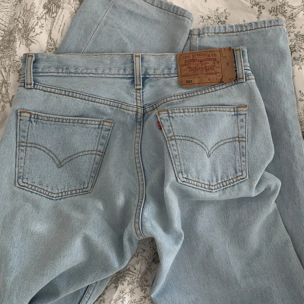 Snyggaste jeansen från levis som jag köpt här på plick (första bilden är lånad från tjejen jag köpte dem av), 501, lågmidjade och lite baggy, sjuuuukt snygga så säljer endast vid bra bud!!🧸❤️‍🩹. Jeans & Byxor.