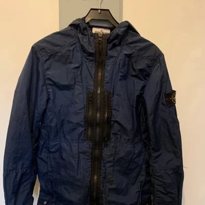 Stone Island jacka - Säljer denna snygga Stone Island jackan då den är för stor för mig. Perfekt till våren och givetvis äkta.