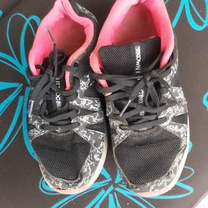 Mycket fina skor till barn. Stl 37..bra skor för jogga promenad. Betalning via swish eller PayPal 