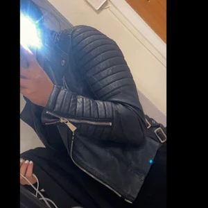Skinnjacka  - Säljer denna fina skinnjackan som är använd! Storlek: M-L             Skriv för fler bilder eller frågor! 