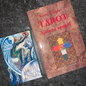 Tarot kort och bok - Tarot kort och boken till korten så du kan tolka och förstå korten. Väldigt fint skick och inte något slitet. Varför jag säljer de är för inte lika intresserad längre, så används inte. Betalade runt 500-600kr för båda.