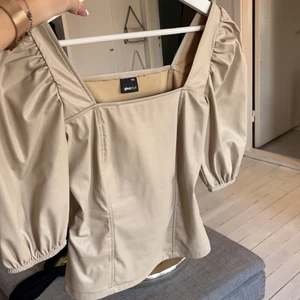 Tröja från GinaTricot - Väldigt fin topp som till en början kostade 399 och är knappt använt därav tröjans pris🥰 Tröjan är figurformad, och är i skinn imitation📦💕