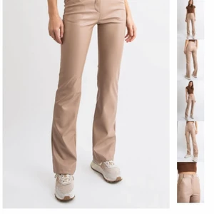 Skinnbyxor bootcut - Från madlady, aldrig använda. Säljer för använder ej. Skickar fler bilder när jag har på mig mina egna i dm, ingen bild uppe nu pgr dom är hos min mamma och är hos min pappa denna vecka