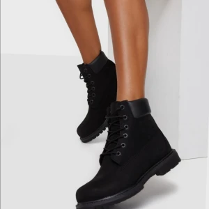 TIMBERLANDS black dam  - Svarta timberlands som är KNAPPT använda. Nypris ligger på 2000 kr.  Stl 36 men funkar även som 37a. 