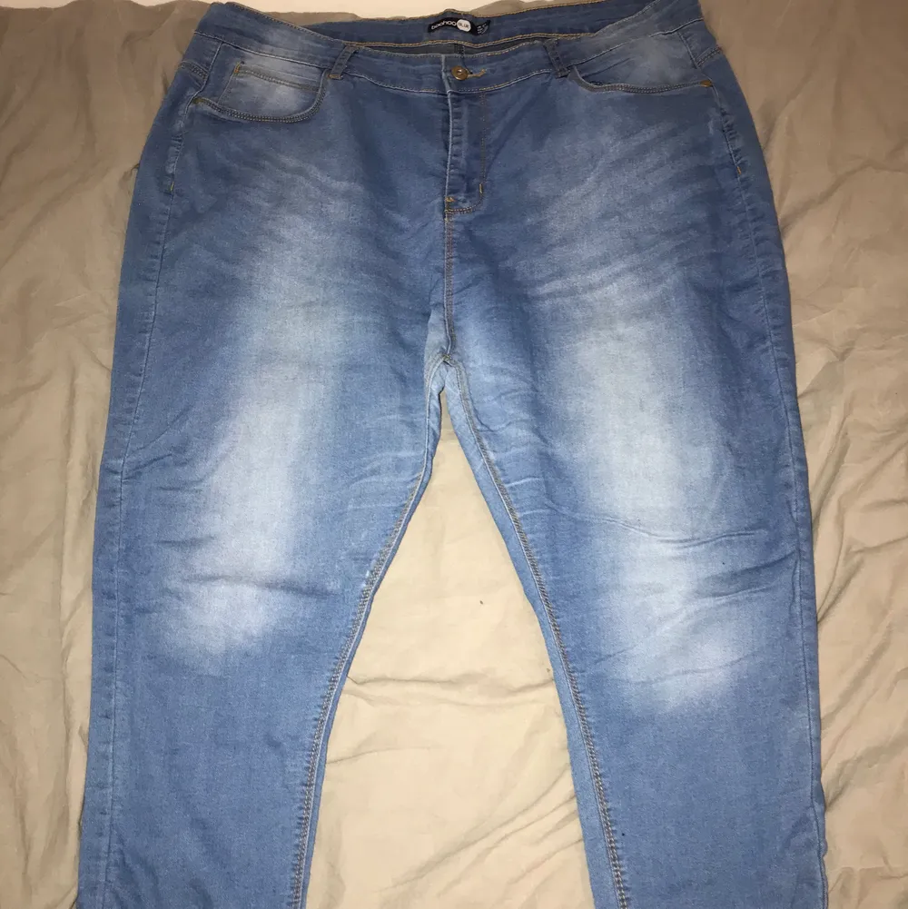 Jätte fina ljus blåa jeans, tighta vid benen o inte kommit till användning.. Jeans & Byxor.
