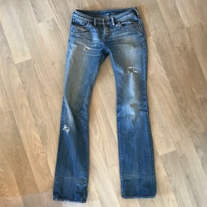 diesel jeans 👖  - sjukt snygga, sköna lågmidjade diesel industry jeans! älskar dom men behöver pengar så därför säljer jag! kommer snart skriva måtten i här men jag är lite mer än 160 och dom sitter bra i längd på mig! 💖