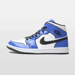 Jordan 1 SE signal blue  - Säljer Jordan 1 mid special edition signal blue för 1100 föratt dom inte behövs längre har haft dom i 1 och en halv månad dom är fortfarande rena man kan såklart oxå tvätta dom och skriv privat för mer information och bilder!