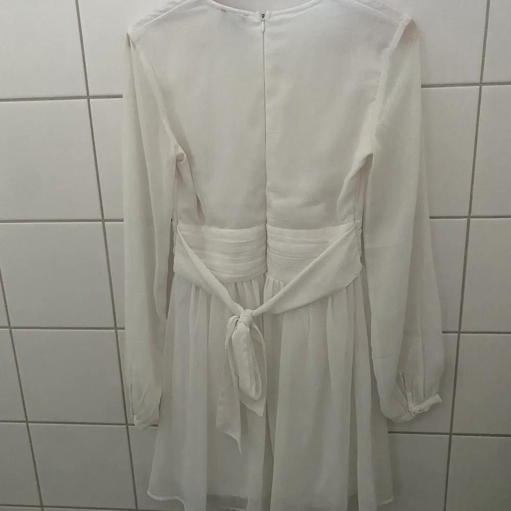 En så fin studentklänning med rosettknyte bak. Strl 36 från bubbleroom. Använd en gång. Pris 160 plus spårbarfrakt. Klänningar.