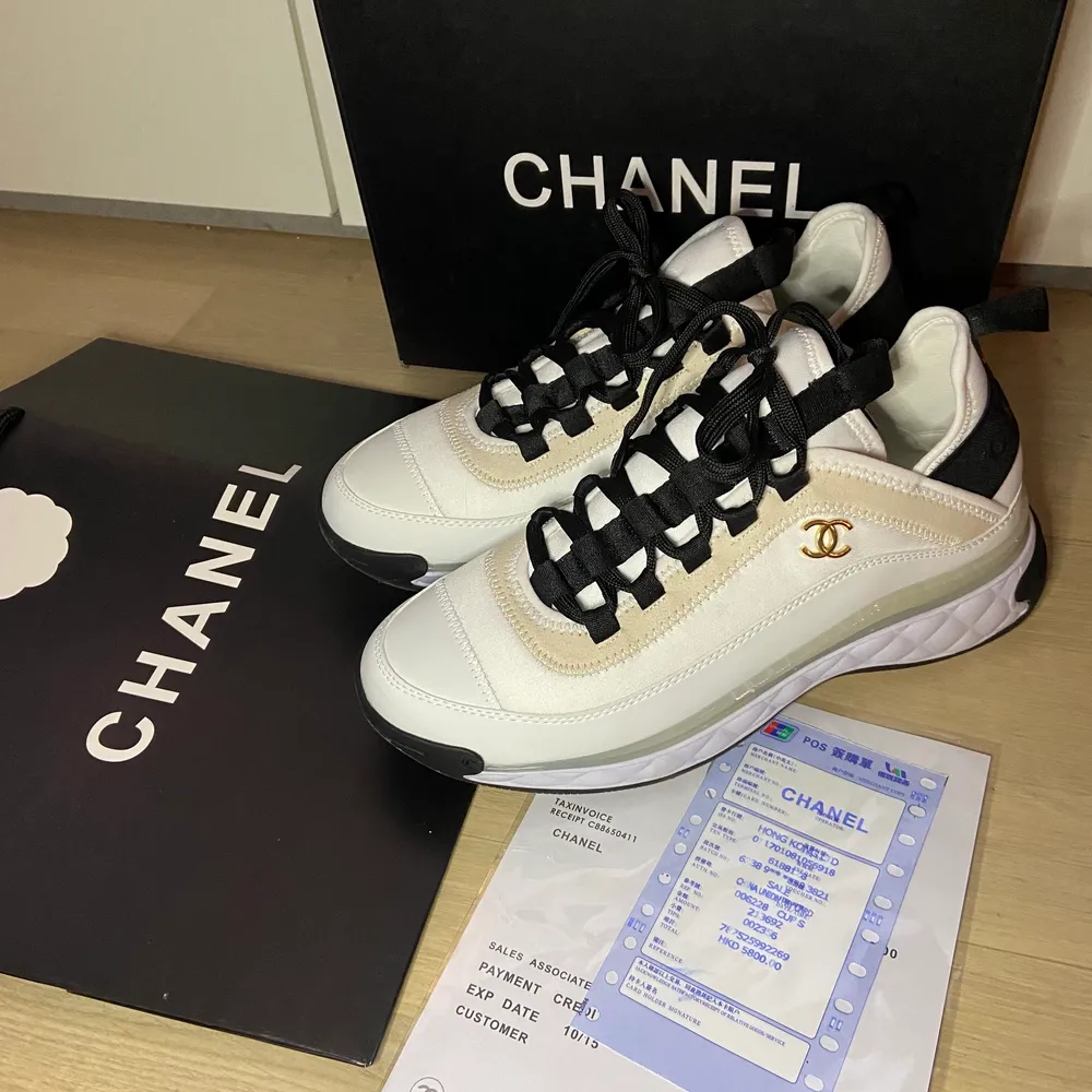 Ett par Chanel inspirerade sneakers, allt på bilden ingår så som kartong, påse och kvitto☺️. Skor.