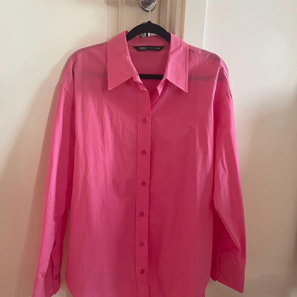 En rosa skjorta från ZARA i storlek M. Sitter lite oversized på mig men passar även om man har storlek S. Använd två gånger så iprincip helt ny! Skjortan finns inte kvar i deras sortiment, kom med bud 💕. Skjortor.