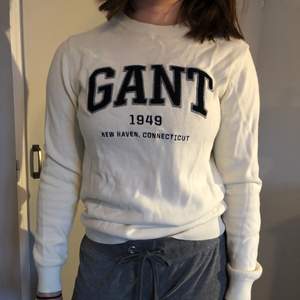 En stickad Gant collegetröja i strl XS. Knappt använd, jättefint skick. Nypris var 1200 kr. Offwhite/cream i färgen. Inga defekter! 🤍