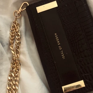 Superfint Ideal of Sweden skal! 🌟 - Säljer mitt superfina Ideal of Sweden skal då jag har bytt mobil! 🤍  Modellen är gjord efter IPhone 12, men passar på alla mobiler!   Behövs ett magnetiskt skal under, då det fästs med magnet.   Kostar 599kr som nytt, säljer för 150kr. ( Pris kan diskuteras! )   Inga skador, inte använt.  Fler bilder kan självklart fås. 🤍