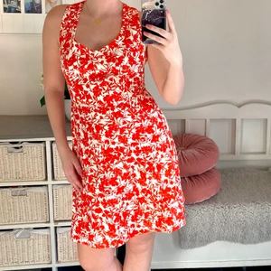 Klänning - Säljer en klänning i strl S. Fint skick då den aldrig är använd, köpare står för frakt🪷🧡