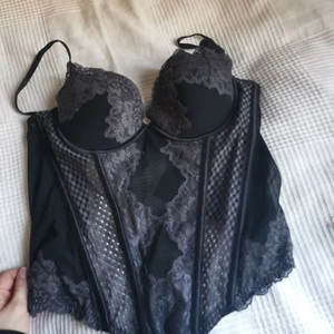 Korsett - Super fin korsett i storlek 40 men jag är 36 och passar endå bra! Säljer dock eftersom den nästan aldrig används och är då nästan i nyskick. Skriv om du har något du undrar över😌💕