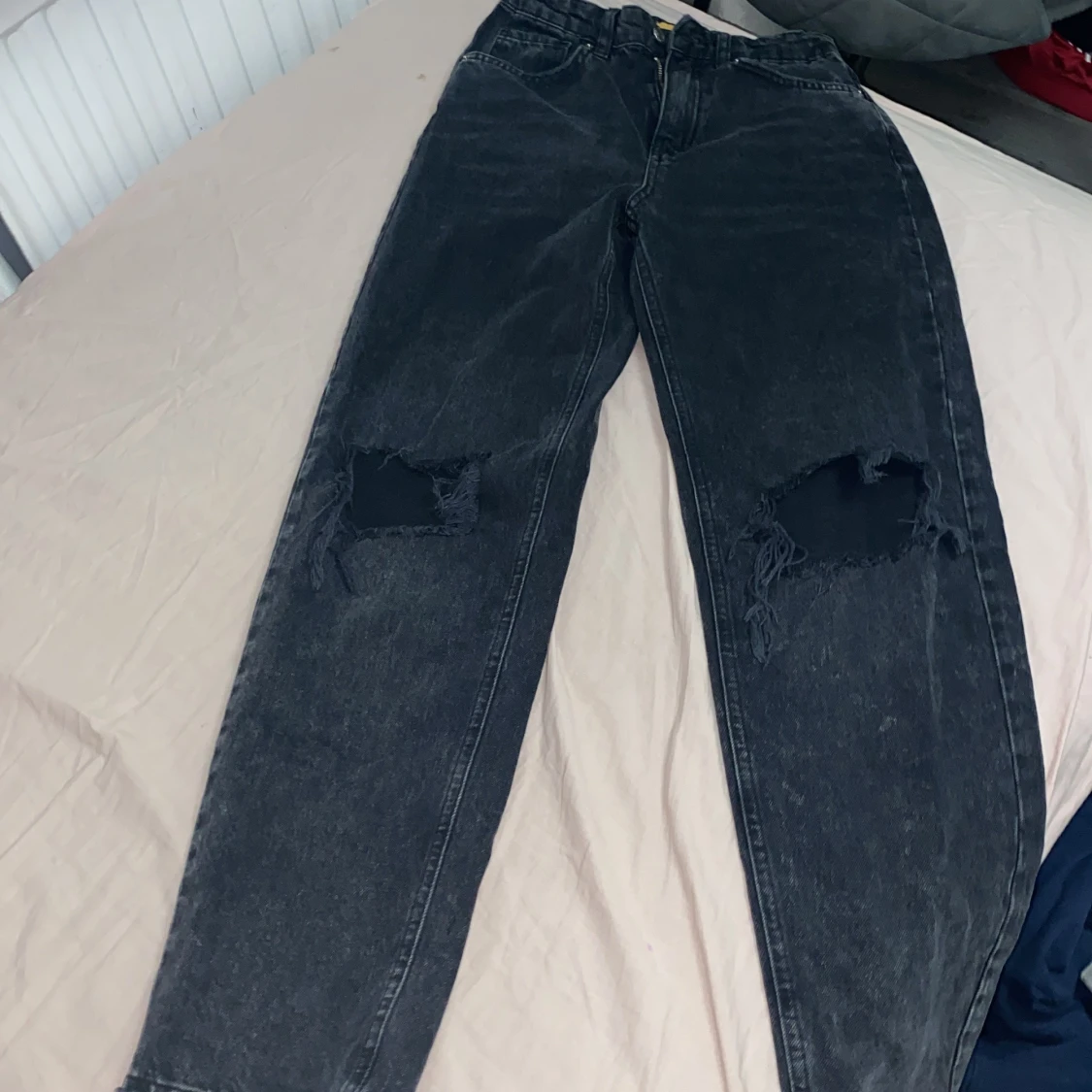 Svarta jeans med håll på knäna  - 90