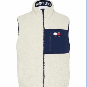 Teddy väst Tommy hilfiger - Jättemyig och snygg väst från Tommy Hilfiger💗skriv privat för fler bilder 