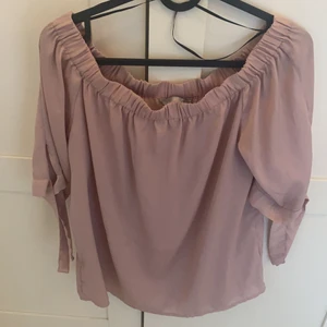 Blus H&M  - Rosa fin blus i storlek 38! Köpt på H&M för ett tag sen men knappt använd! 50 kr pluss frakt! 