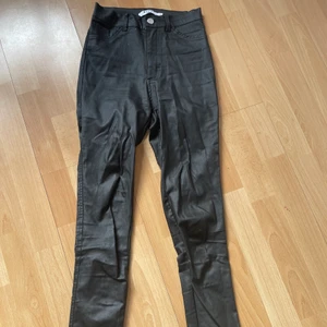 Skinnbyxor - Byxor från NAKD i skinnimitation i str S. Använt ca 5 ggr. Har sytt igen ett litet hål, kan ses på sista bilden, men annars inget fel på dem.❤️