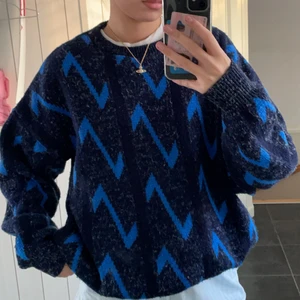 Thriftad stickad sweater - Stickad sweatshirt i 90-talsstil. Thriftad. Oversize passform. Jättefint skick.