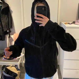 nike sweatshirt teddy  - nästan aldrig använd, inga fläckar eller dieffekter (de bara damm på bilden isf) strl s, nypris 599, väldigt varm och tjock, skulle typ funka som jacka på våren ❤️‍🔥❤️‍🔥 priset inkl frakt 