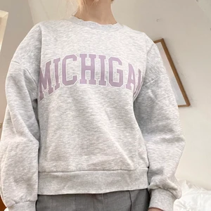 Sweatshirt  - Jag säljer denna perfekta grå sweatshirten, så skön och fin! 💕❤️ 