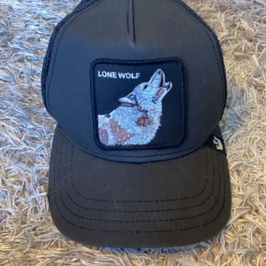 Goorin Bros keps - Säljer min asballa goorin bros keps! Köpt här på plick för ett tag sedan men den är aldrig andvänd! Nypris 399kr!💓 Den ser smått grå/blå ut i bilden men den är svart i verkligheten! Tvivla inte på att skriva om ni har några frågor💓 